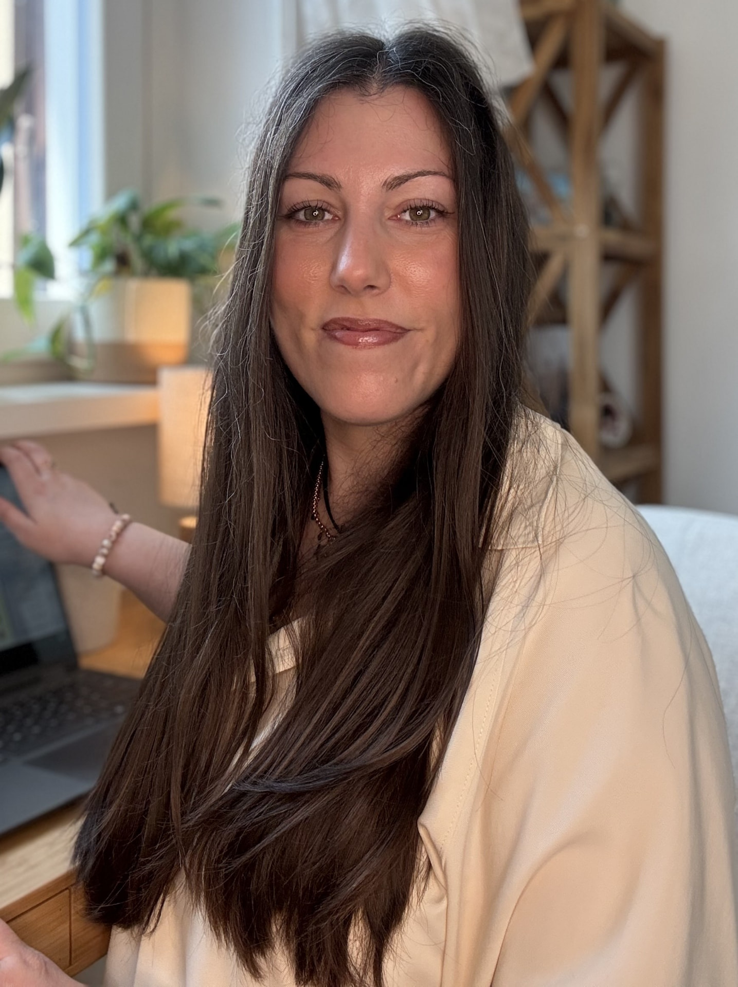 Ritratto di Silvia Pari alla scrivania, con luce naturale