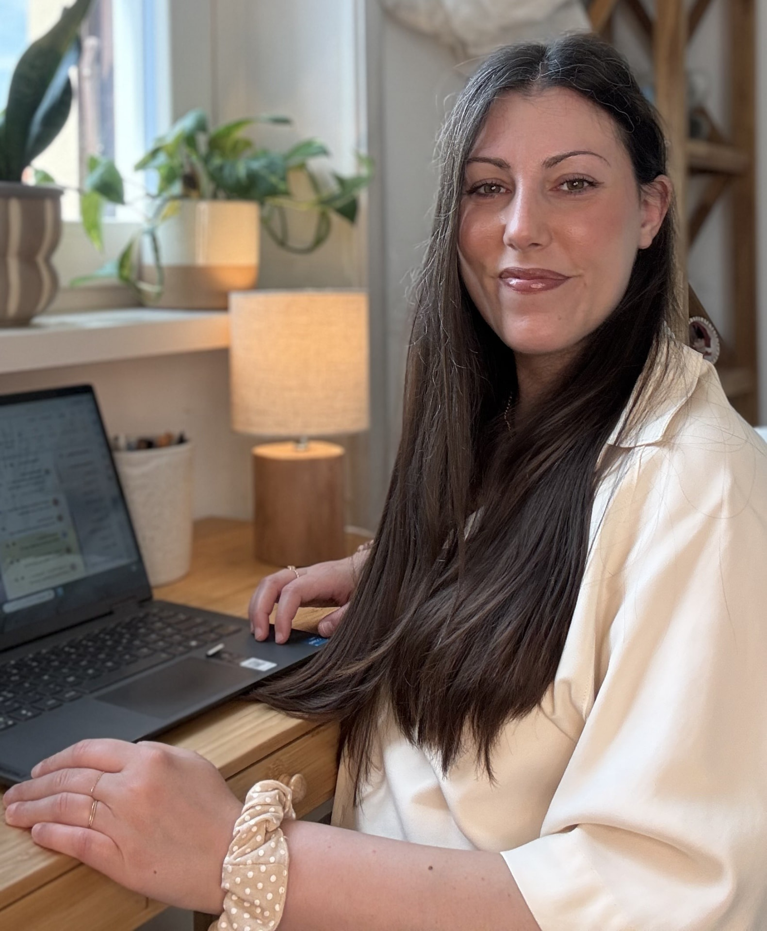 Silvia Pari, coach, seduta alla scrivania con luce naturale