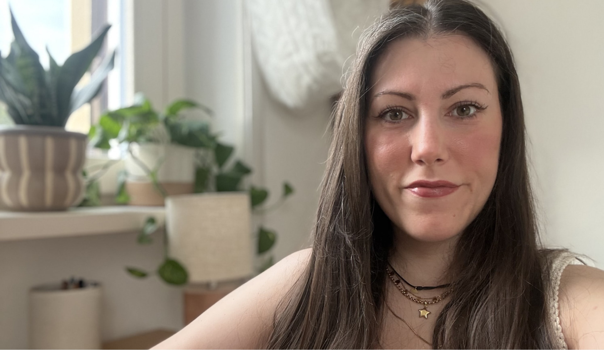 Silvia Pari nel suo studio, sguardo verso l’obiettivo