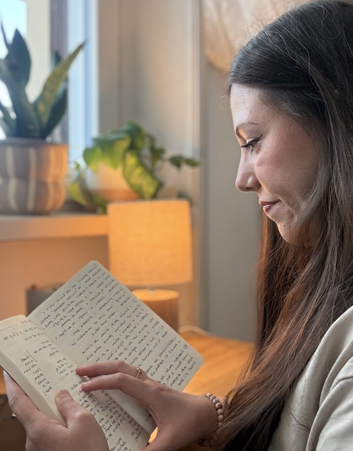 Silvia Pari mentre legge i suoi appunti su un quaderno